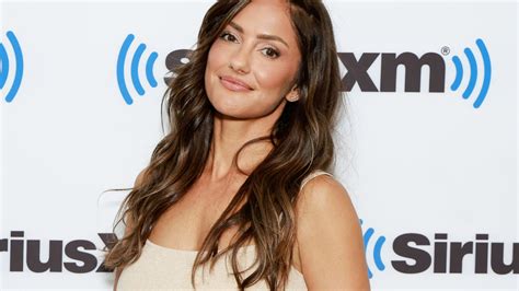 Minka Kelly Tell Me Everything: Actress Remembers Meeting。